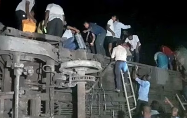 В Индии столкнулись три поезда: 50 человек погибли