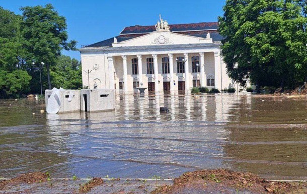 Новая Каховка уходит под воду: появились видео из оккупированного города