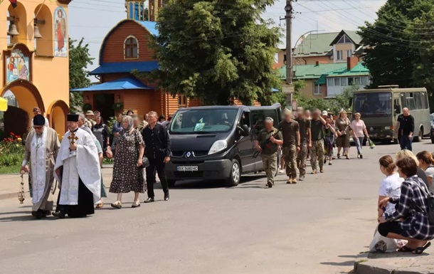 В Хмельницкой области прихожане УПЦ МП кричали "позор" семье погибшего воина
