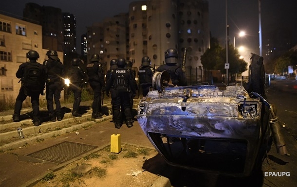 Беспорядки во Франции: 650 задержанных, Макрон созвал кризисное совещание