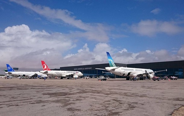 В Сомали самолет на скорости врезался в ограждение