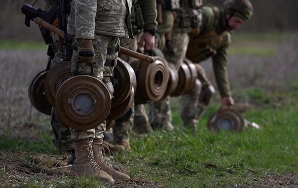 Группа военных взорвалась на мине в Ровенской области