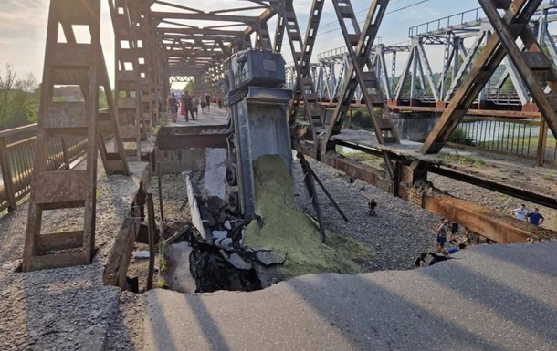 В Закарпатье обрушился мост: есть пострадавшие