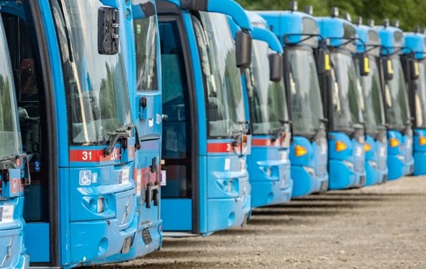 ЕС передал Украине 65 школьных автобусов