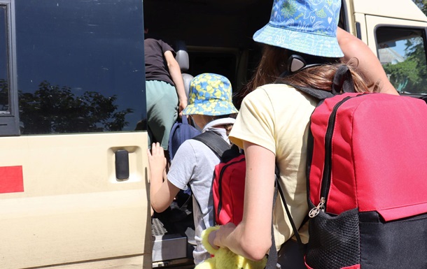 Из девяти поселков Донбасса принудительно эвакуируют детей