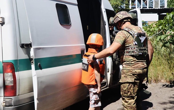 Сотни детей вывезены из Купянского района - ОВА