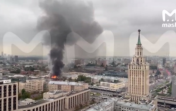 В Москве на Площади трех вокзалов горят склады