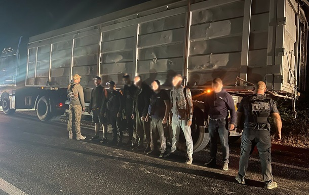 ГПСУ задержала уклонистов, которые в прицепе грузовика ехали в Молдову