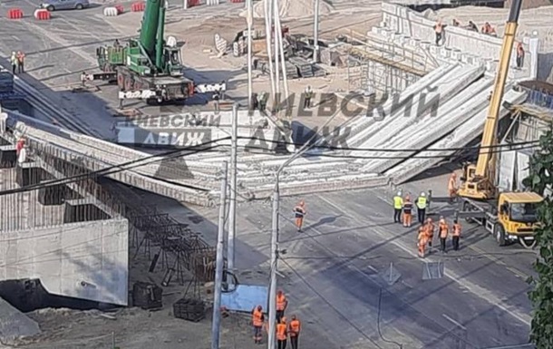 В Киеве обрушился Дегтяревский мост
