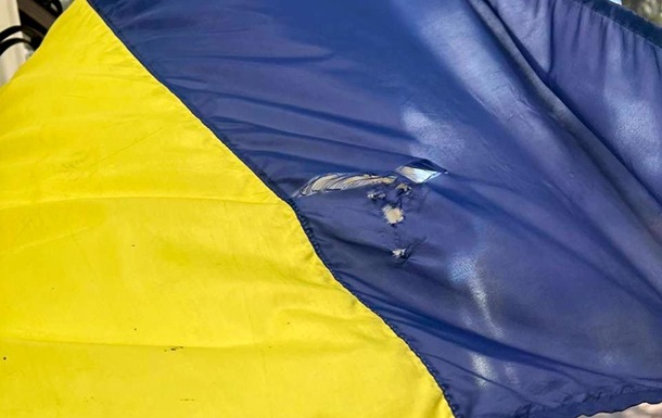 В центре Одессы парень порвал флаг Украины