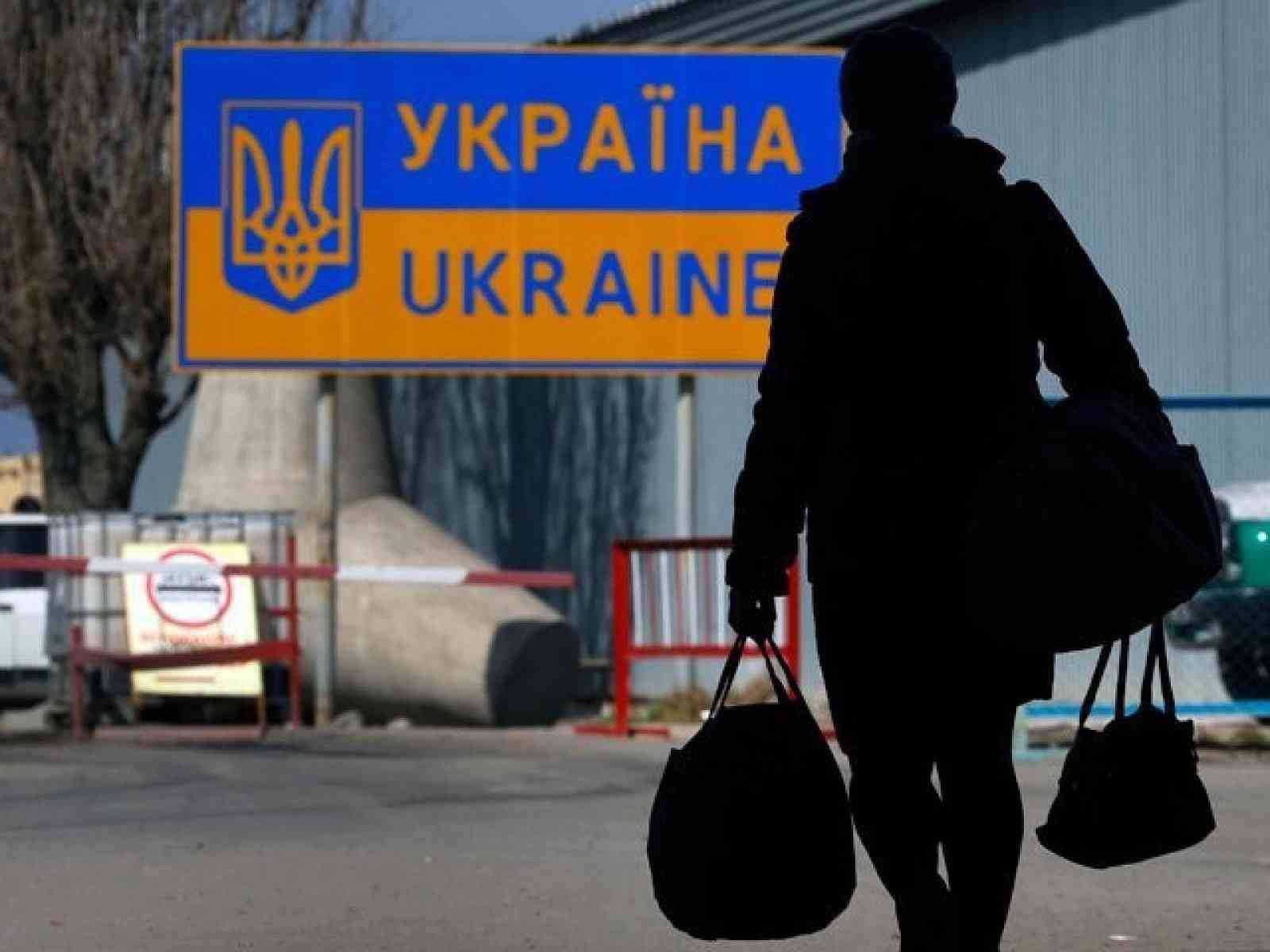 Куда ездят украинцы и какие зарплаты получают за границей