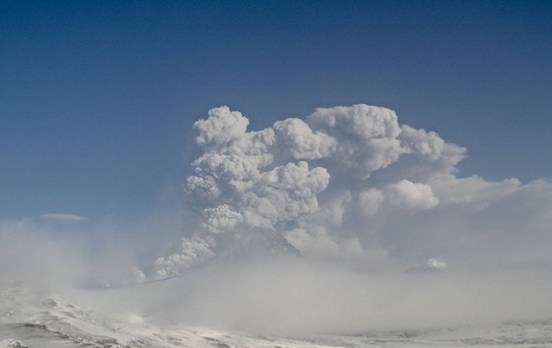 На Камчатке вулкан выбросил несколько столбов пепла