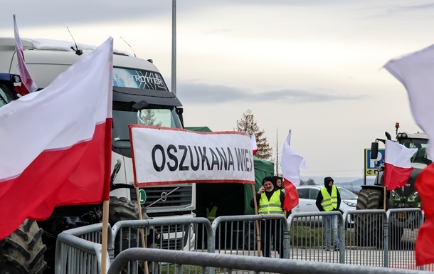 Зеленский ответил на блокаду границы поляками