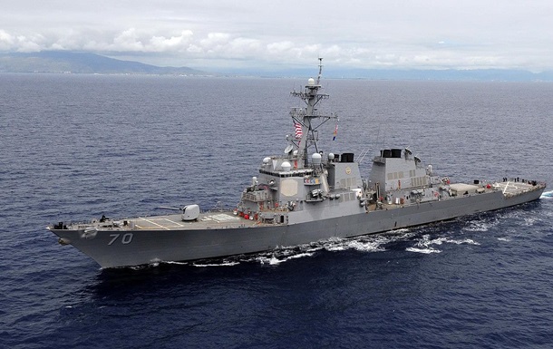 Китай обвинил во "вторжении" эсминец США