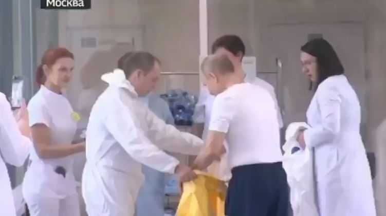 Появилось видео Путина в защитном костюме и респираторе из московской больницы, где лежат больные с COVID-19