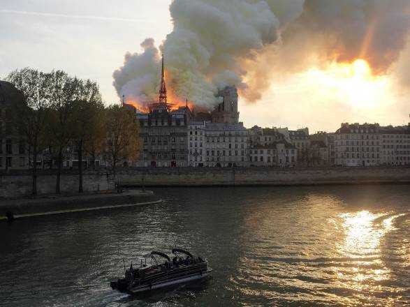 Ватикан: мы шокированы пожаром в соборе Парижской Богоматери