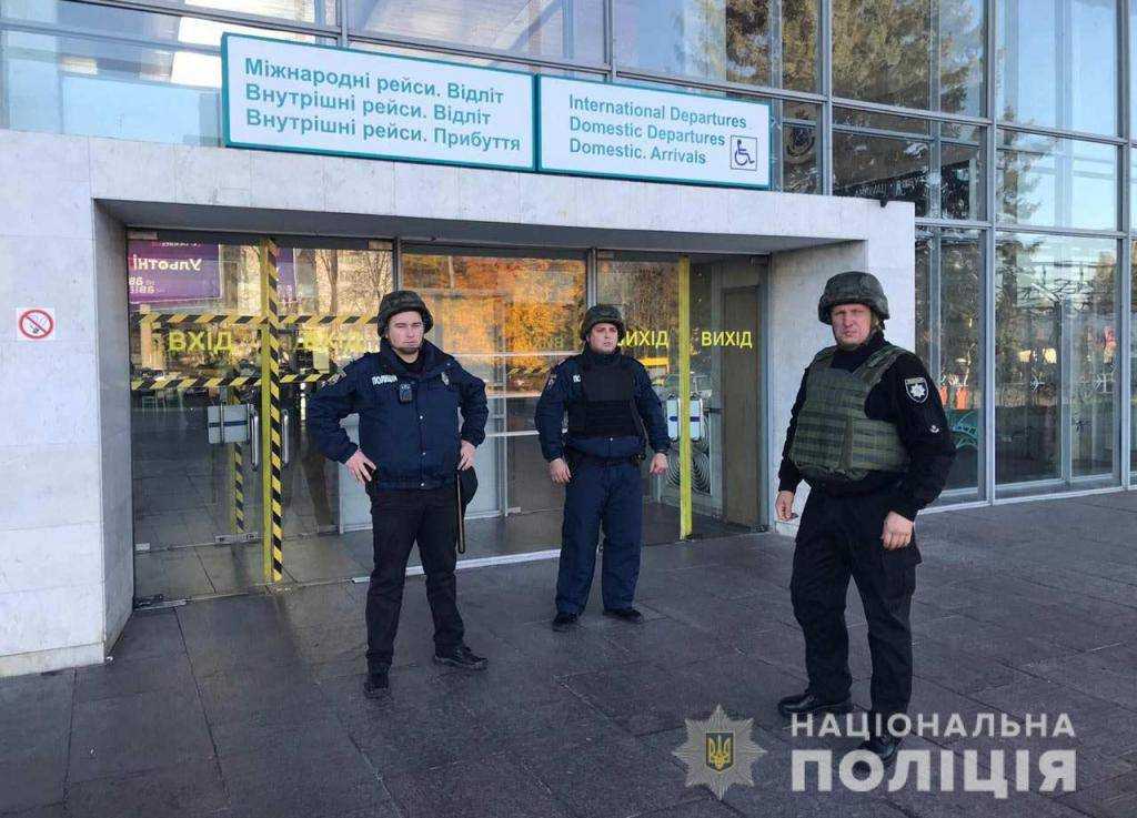 Вооруженные люди в аэропорту Днепра и план «Сирена»: что происходит