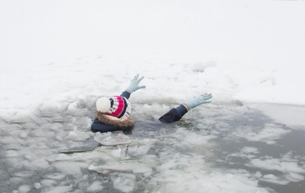В Житомирской области женщина спасла двоих детей, оказавшихся подо льдом
