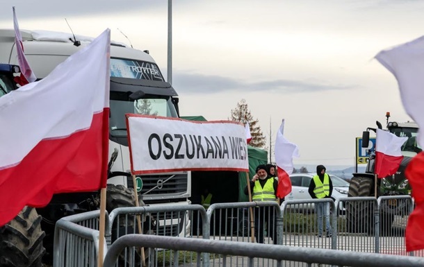 В ЕС призывают бойкотировать польских перевозчиков, блокирующих границу