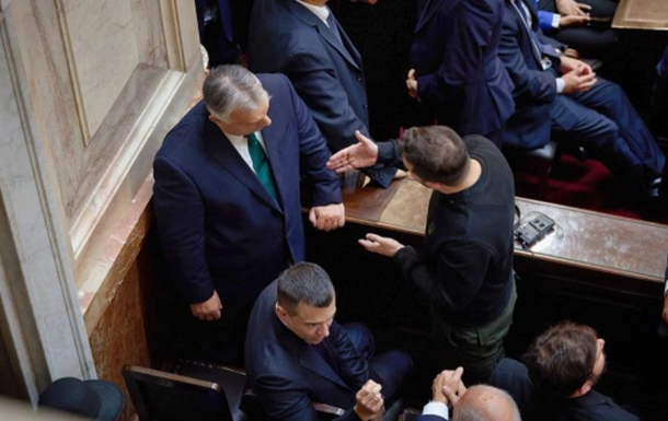 Зеленский сообщил, о чем говорил с Орбаном