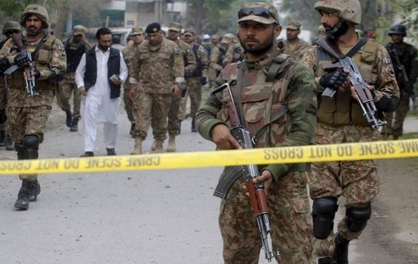 В Пакистане боевики напали на полицейский участок и армейские посты