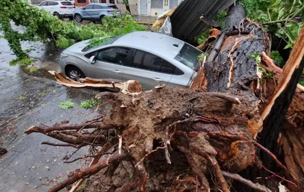 В Буэнос-Айресе ураган сломал символ города