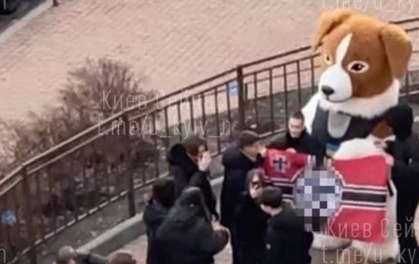 В Киеве подростки снимались на фоне "пса Патрона" с флагом со свастикой