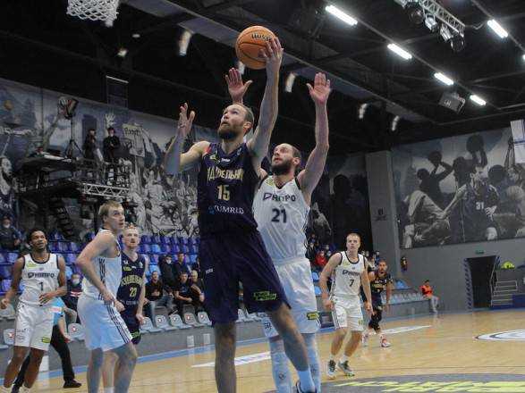 Баскетбол: "Будівельник" обіграв "Дніпро" у центральній грі Суперліги