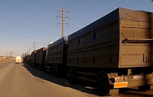 После атаки на порт в Феодосии оккупанты везут краденое зерно в Керчь - СМИ