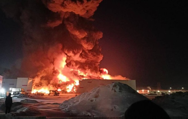 В Петербурге вспыхнул масштабный пожар на складе