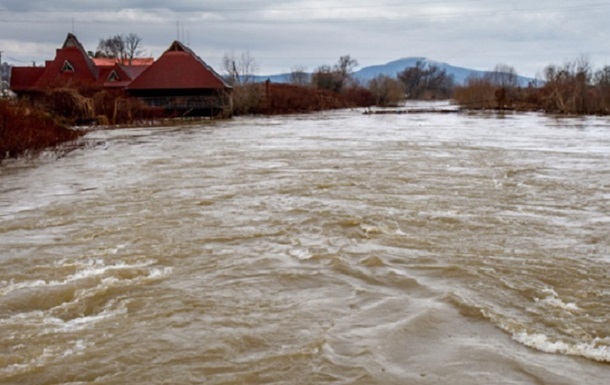 На Закарпатье из-за паводка перекрыли государственную трассу Н-09, подтоплено 330 гектаров земли