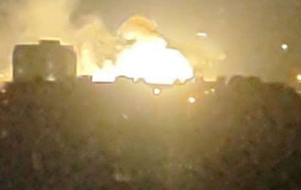 В российском городе после взрывов загорелись две электроподстанции