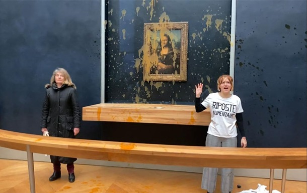 Экоактивисты облили супом Мону Лизу в Лувре