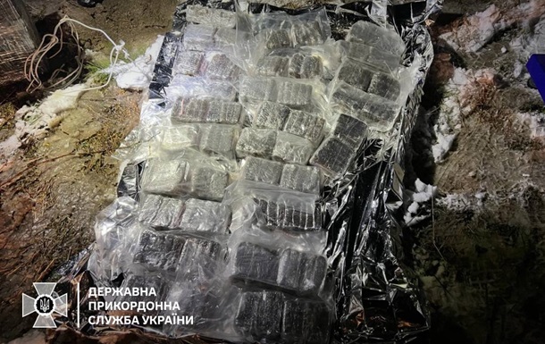 На Волыни пограничники приземлили дрон из 22 кг наркотиков