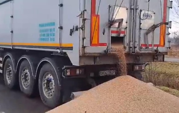 Польские фермеры напали на украинские грузовики и высыпали из них зерно: полиция проводит расследование