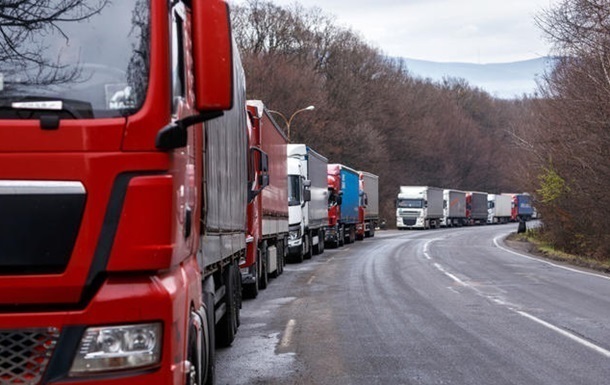 В пяти пунктах пропуска на границе с Польшей в очереди 1250 грузовиков