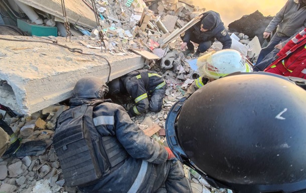 Из-под завалов дома в Купянске извлекли тело женщины