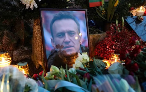 В Москве цветы с мемориала Навальному переносят с мемориала