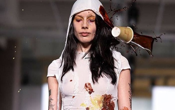 Моделей забросали мусором на Неделе моды в Милане