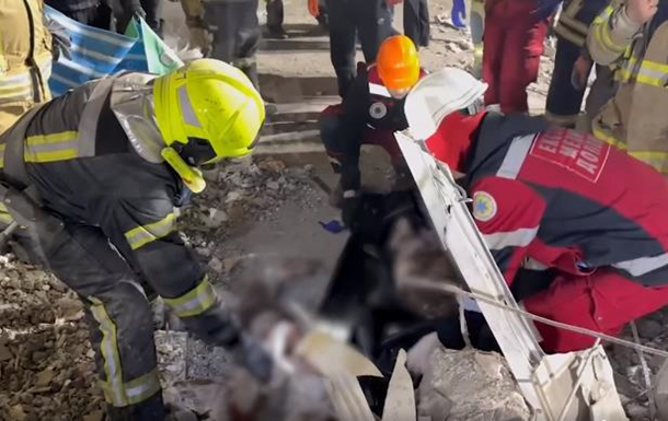 В Одессе под завалами нашли тело младенца