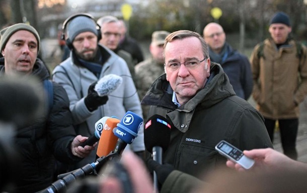Министр обороны Германии ответил на "слив" разговора офицеров