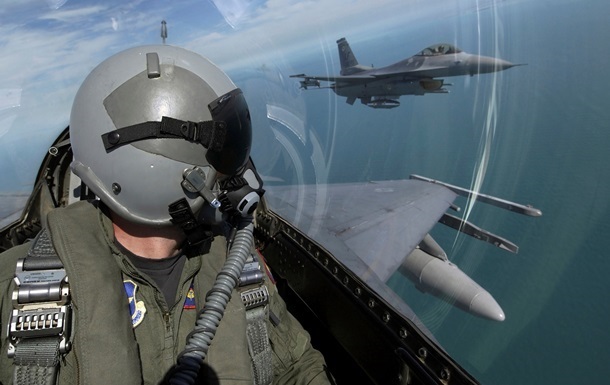 Президент Румынии одобрил обучение украинских пилотов на F-16 в стране