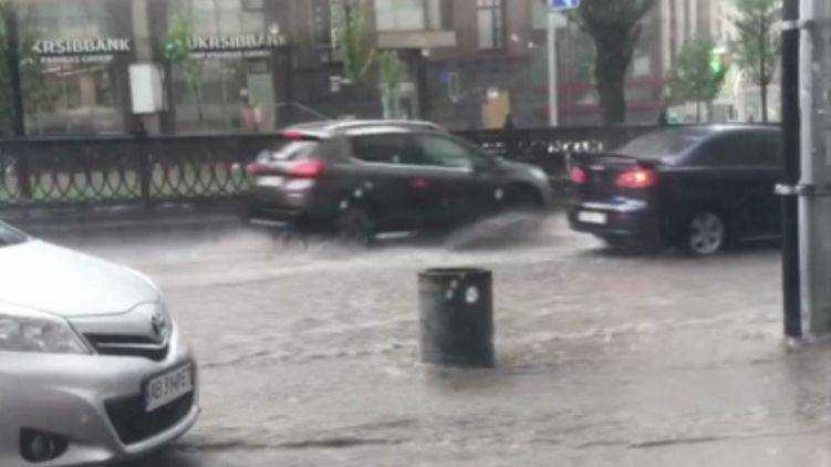 Ливень затопил Киев. Машины плывут по центру города