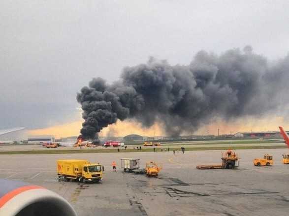 Опубликовано новое видео из салона горящего самолета в Шереметьево