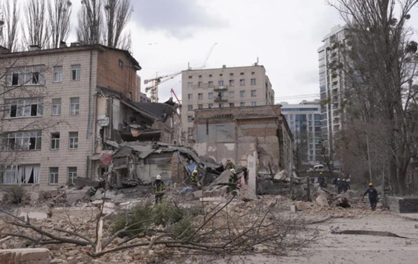 Удар РФ по Киеву: разрушена часть здания художественной академии им. Бойчук