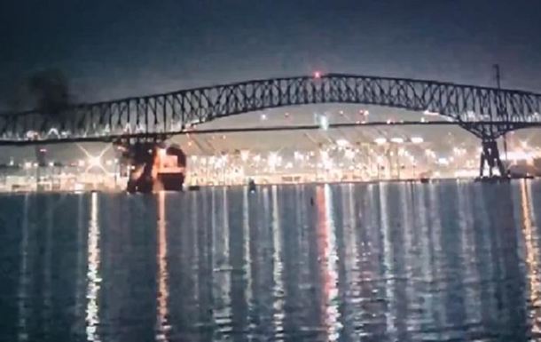 В США обрушился мост, в который врезалось судно