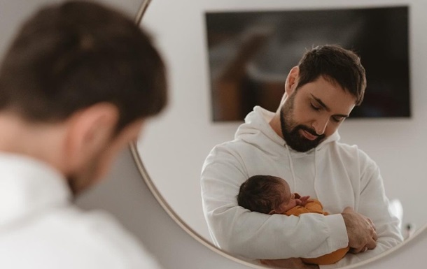 Козловский  показал фото с женой и новорожденным сыном