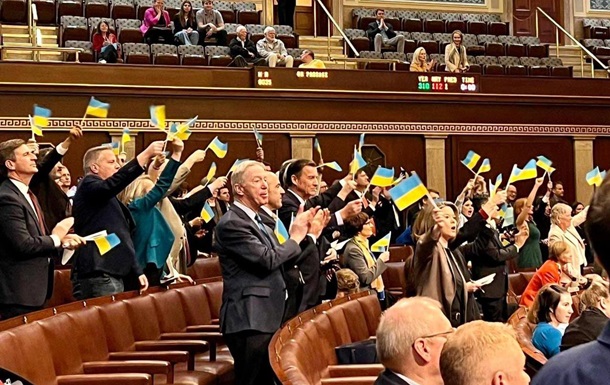 Полный зал украинских флагов: как Конгресс голосовал за помощь Украине