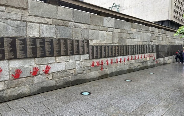 В Париже вандалы разрисовали "кровью" мемориал в честь Праведников мира