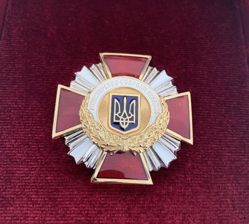 Посол Великобритании получила от Минобороны Украины награду от Минобороны Украины